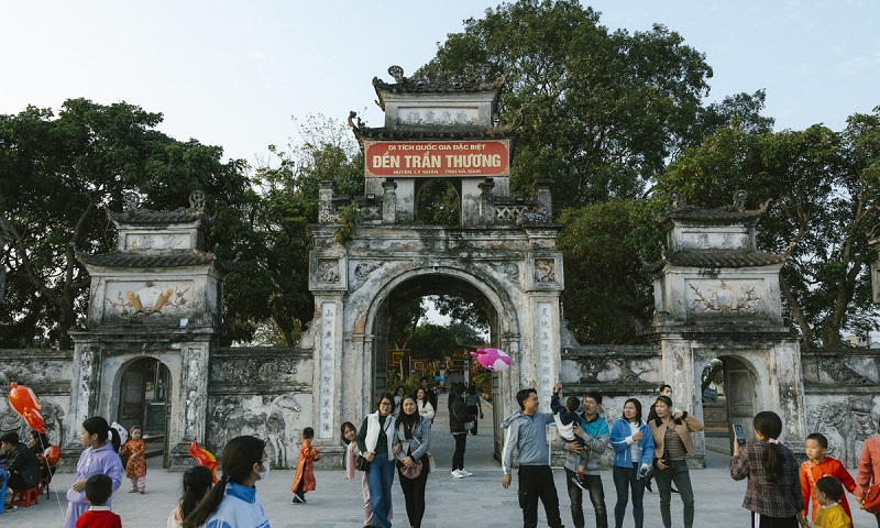 Nhân dân tôn thờ và lập đền thờ Đức Thánh Trần trên khắp mọi miền Tổ quốc.