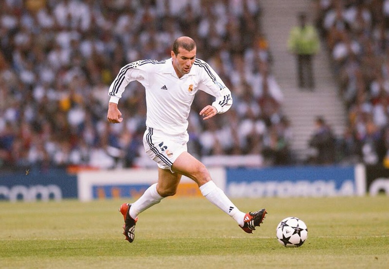 Zinedine Zidane – biểu tượng của sự hào hoa và lịch lãm ở vị trí cam.