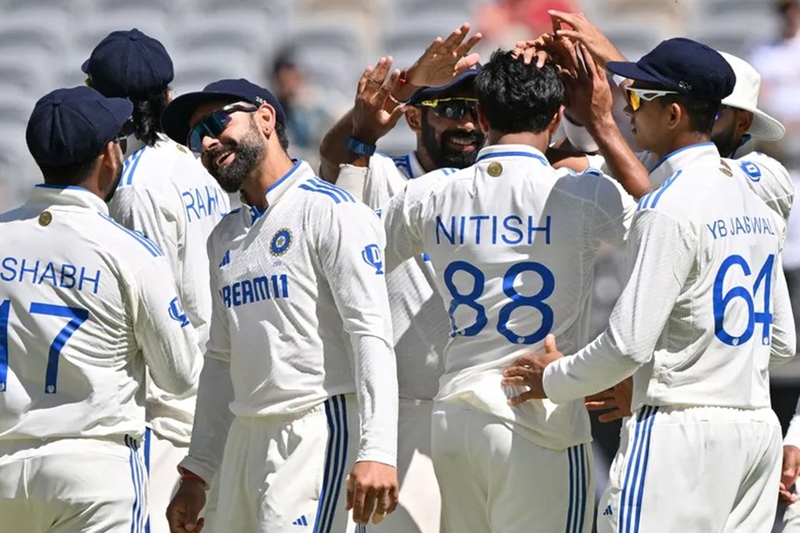 Các cầu thủ thi đấu trong trang phục màu trắng truyền thống tại một trận Test Cricket.